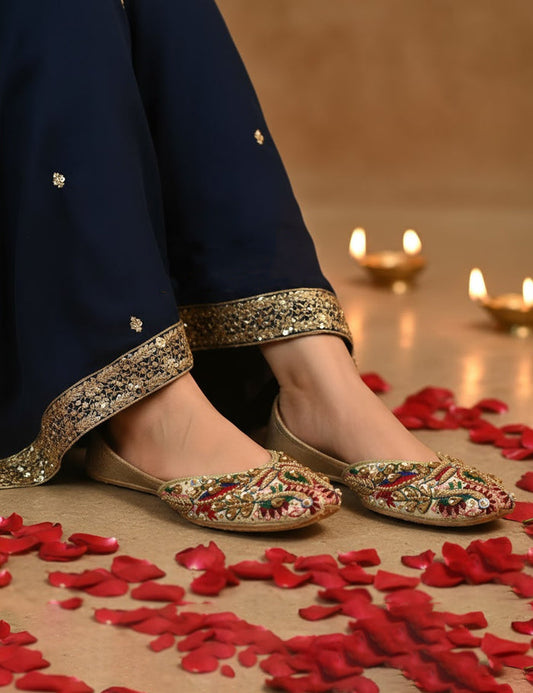 Festive Gold-Thread Embroidered Khussa for Special Occasions